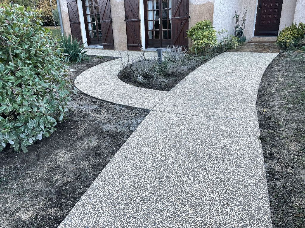 Allée d'entrée de maison en béton désactivé sinueux — Vaucluse