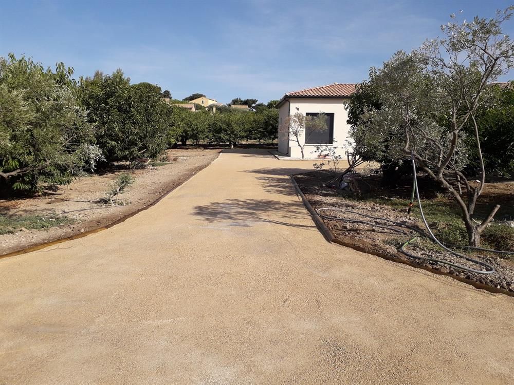 Allée d'accès en clapicette menant à une maison — Vaucluse