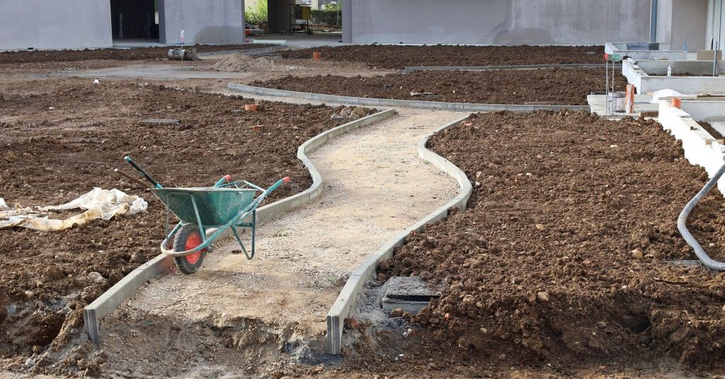 Création d'un cheminement sinueux avec bordures béton coulées sur place