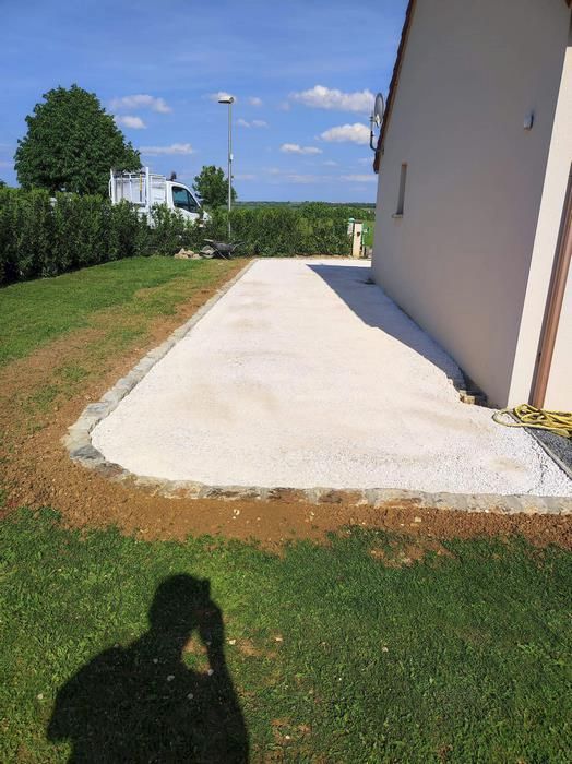 Cour d'accès en gravier blanc concassé avec bordure pavés — Vaucluse
