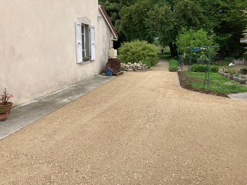 Cour d'accès maison en gravier stabilisé le long d'une maison de campagne — Vaucluse
