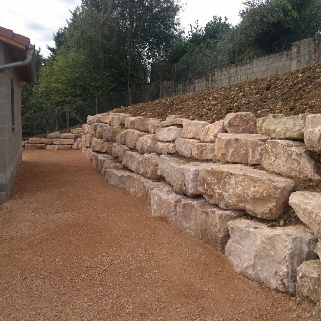 Enrochement paysager en pierres calcaires pour soutènement de talus — Vaucluse