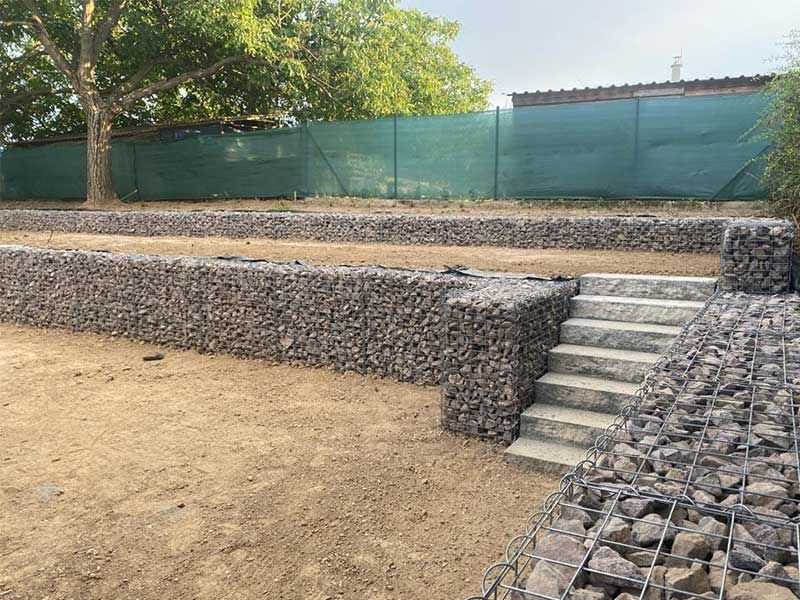 Aménagement extérieur avec murs en gabions et escalier béton — Vaucluse