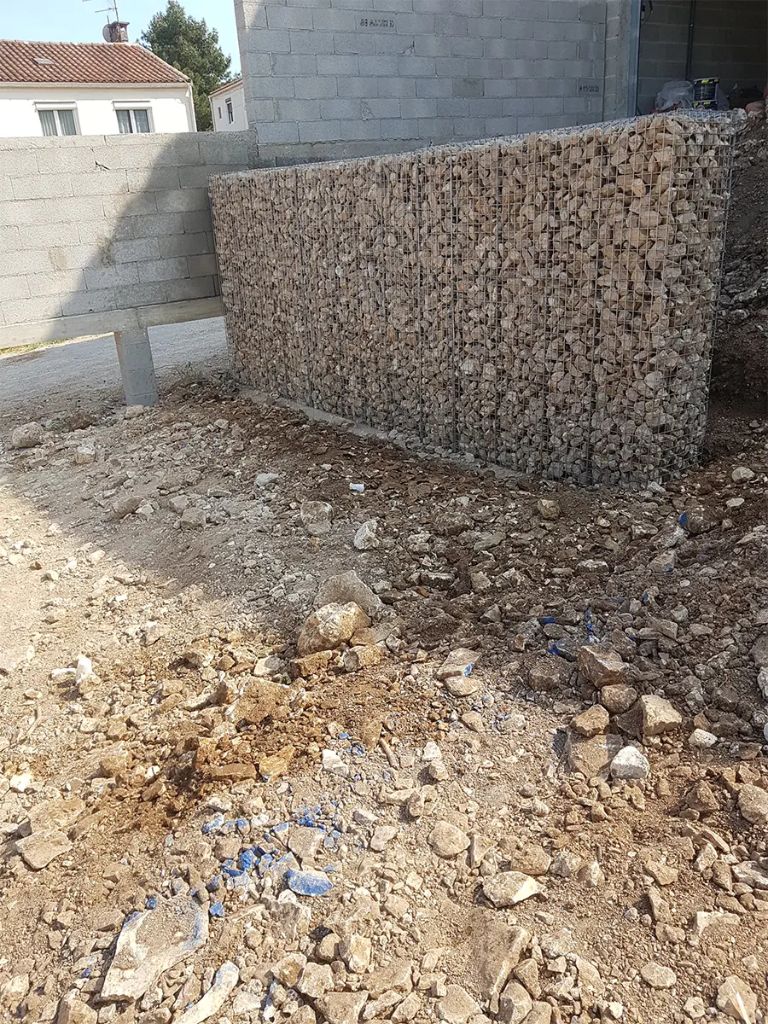Mur de clôture en gabions séparant deux propriétés — Vaucluse