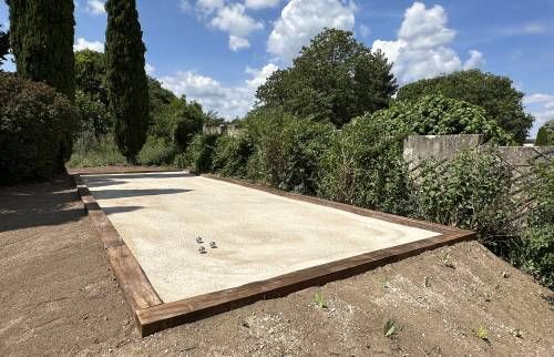 Création d'un terrain de pétanque en sable stabilisé avec bordures bois