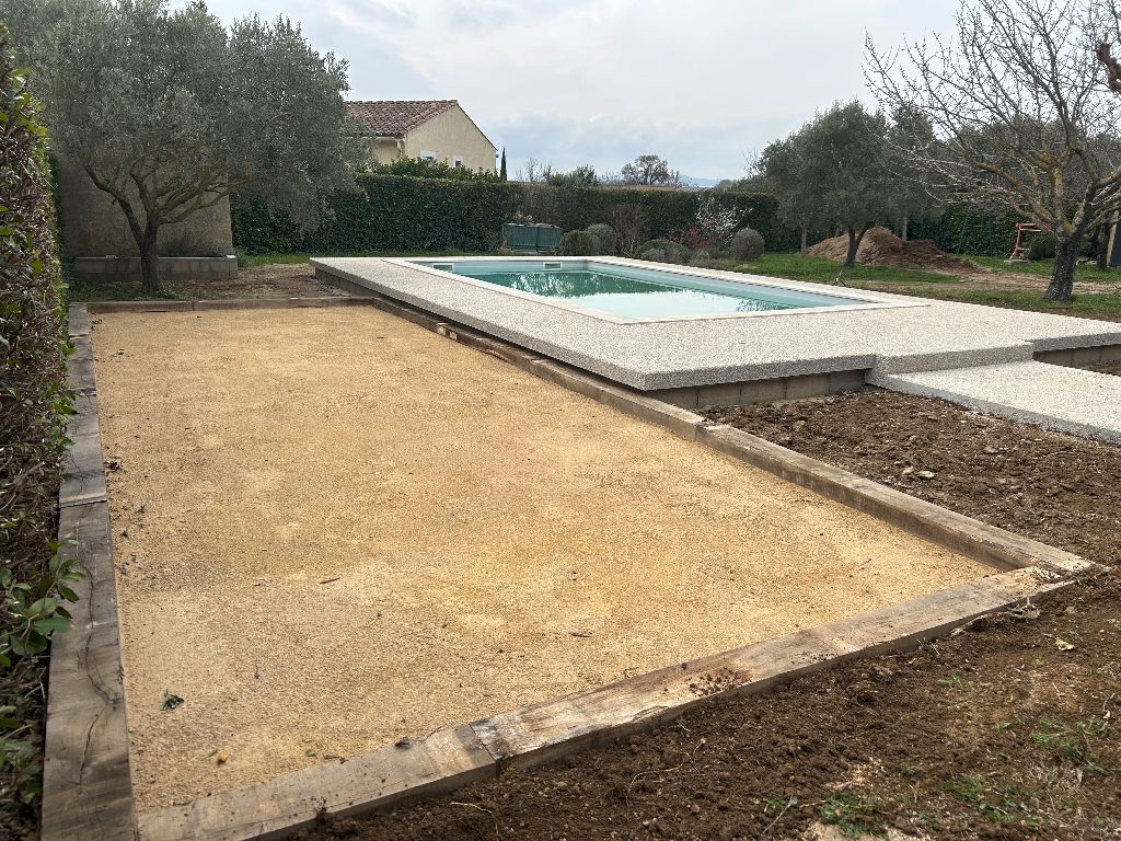 Aménagement d'un terrain de pétanque en bord de piscine — Vaucluse
