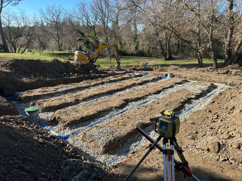 Champ d'épandage complet avec réseau de drains et lit filtrant — Vaucluse