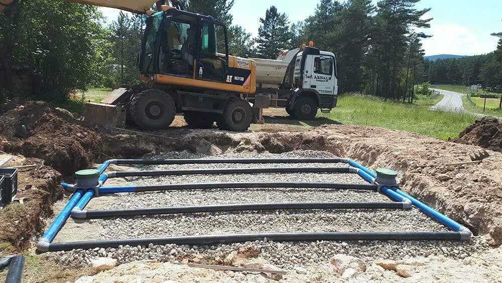 Réseau d'épandage à drains bleus sur lit de graviers