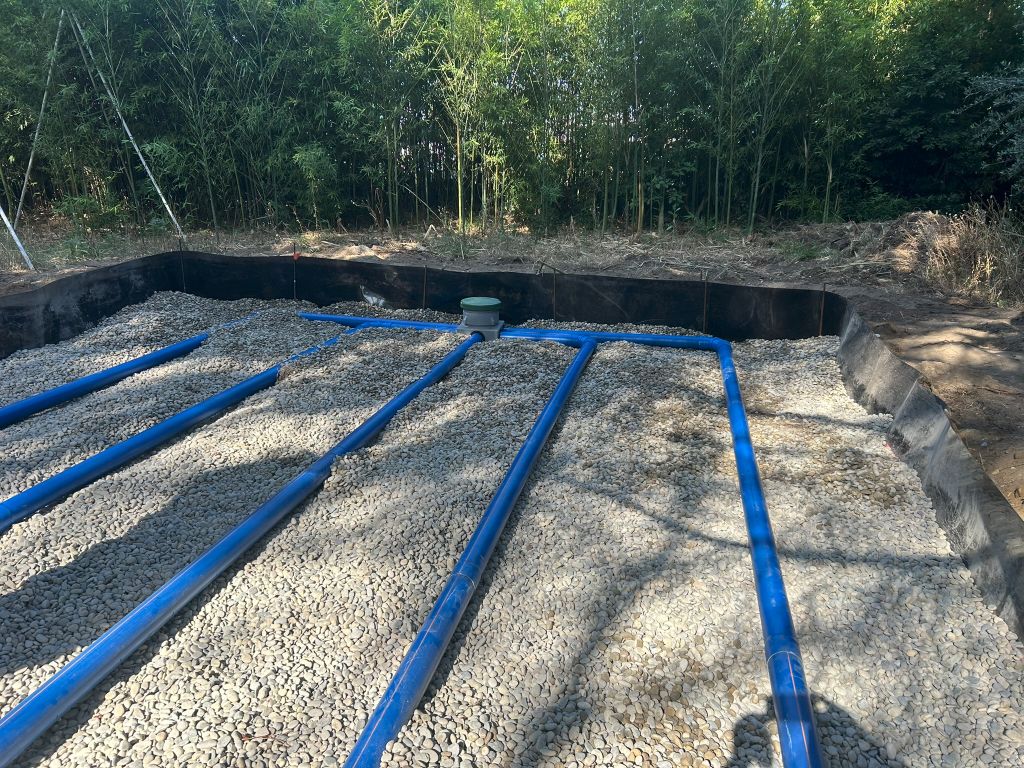 Filtre à drains en tranchées avec canalisations bleues d'assainissement