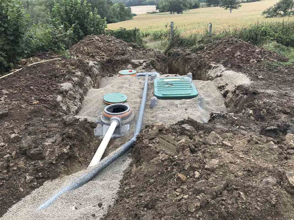 Installation de fosse toutes eaux avec regards de contrôle
