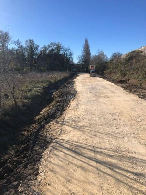 Chemin d'accès en GNT compacté avec compacteur — Vaucluse
