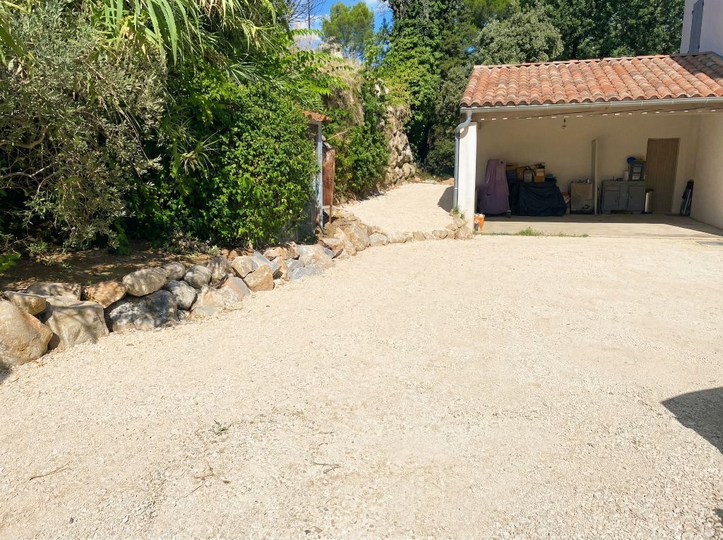 Cour de garage en tout-venant avec bordure en enrochement
