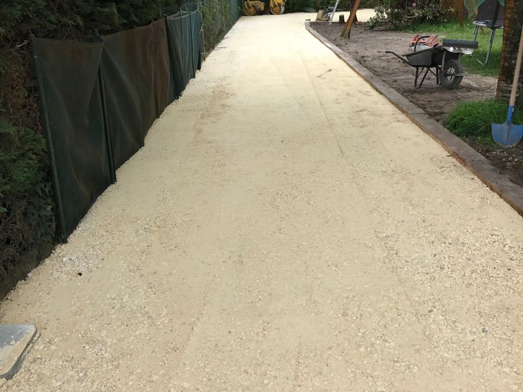 Allée piétonne en GNT jaune calcaire avec bordures