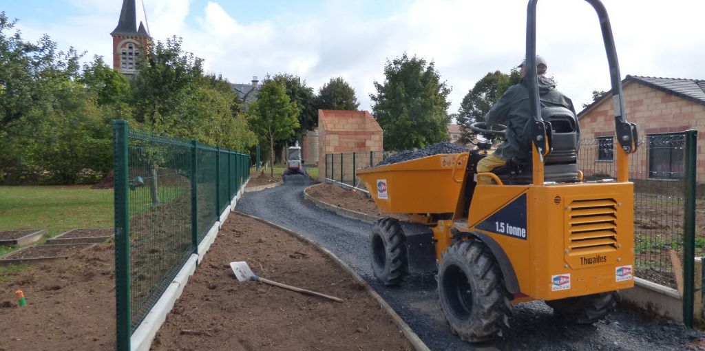 Terrassement et création d'allée avec dumper — Vaucluse