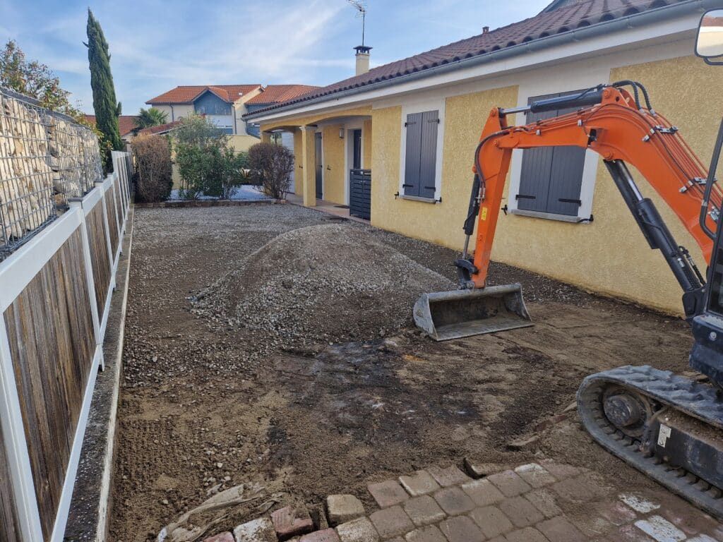 Terrassement d'une cour de maison avec mini-pelle — Vaucluse