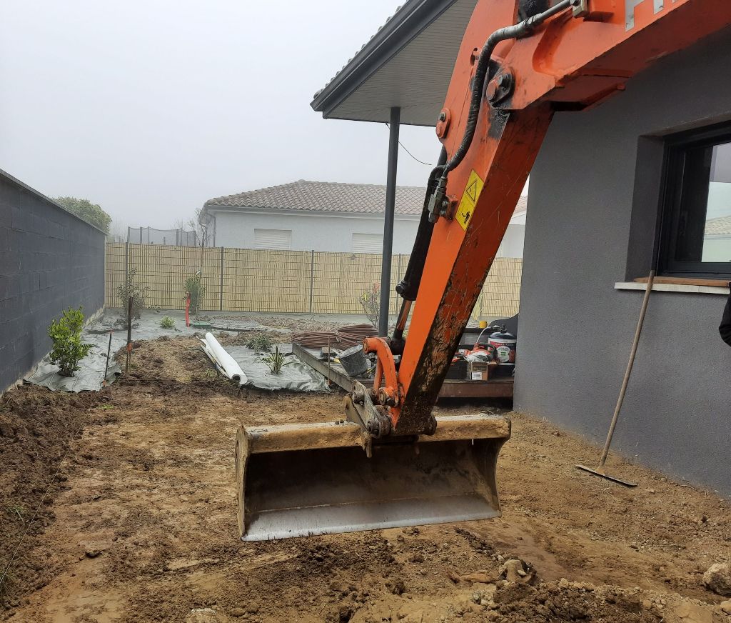 Terrassement de jardin autour d'une maison neuve avec mini-pelle