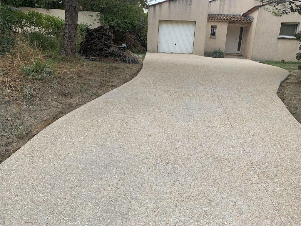 Allée en béton désactivé